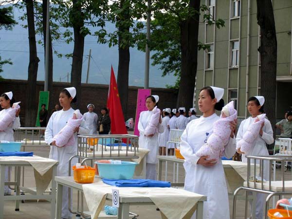 石家庄柯棣华医学院学生练习八包裹婴儿